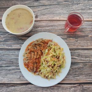Zdjęcie przedstawia Dietę łatwostrawną: Zupa ziemniaczana Mięso wieprzowe z warzywami do kaszotto Sos pomidorowy  Cukinia gotowana  Kompot owocowy z jabłkami Kasza jęczmienna/sypko 